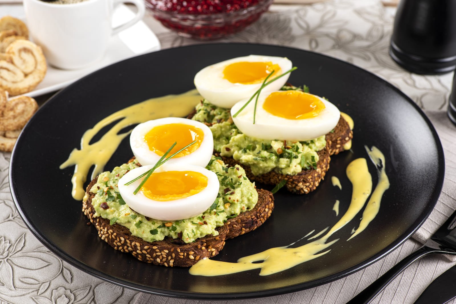Tostadas de guacamole picante con huevos